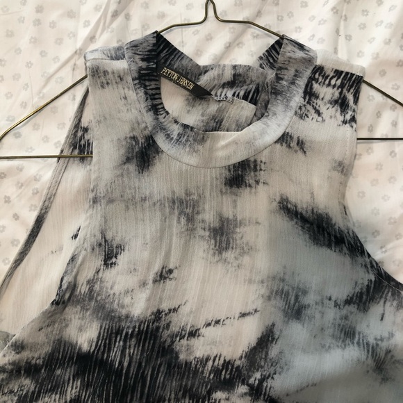 Size medium tank top that shows your back ! - Picture 5 of 5